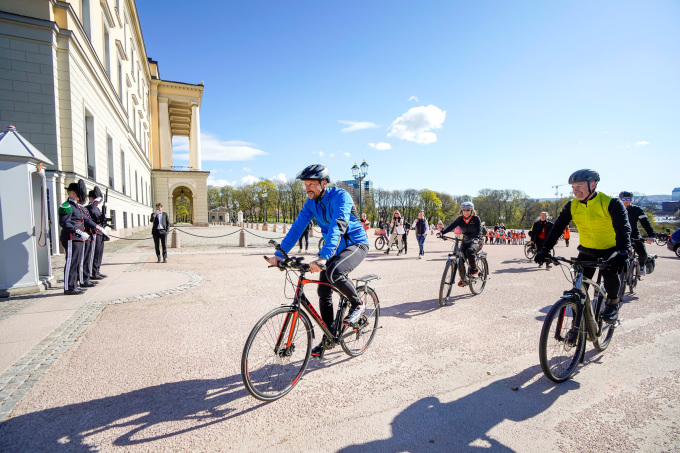 Kronprins Haakon ankommer Slottet sammen med medsyklister fra Norges Bedriftsidrettsforbund. Foto: Lise Åserud / NTB